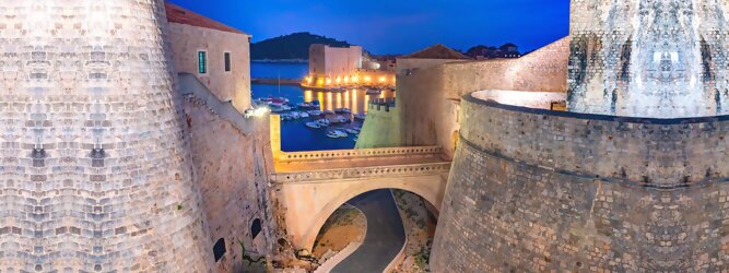 Trip Teneriffa Stadt Urlaub - Dubrovnik - Einen Wahnsinns Panoramablick hat man von Dubrovniks Hausberg Srd. Empor geht’s ganz easy und entspannt, minutenschnell mit der Luftseilbahn. Für begeisterte GOT-Fans empfiehlt sich die speziell geführte Game-of-Thrones-Tour zu den bekanntesten Drehorten und Schauplätzen der erfolgreichen Kultserie, der Eiserne Thron ist auf der kleinen idyllischen Insel Lokrum zu bestaunen. Die beliebtesten Orte für Dubrovnik Ferien, locken mit besten Angebote für Hotels und Ferienunterkünfte mit Werbeaktionen, Rabatten, Sonderangebote für Dubrovnik Urlaub buchen. Reisedaten eingeben und Hotel Flug Mietwagen Attraktionen Taxis für eine Dubrovnik Reise flexibel buchen. Sollten sich die Pläne ändern, sind viele der Unterkünfte und Zimmer in Dubrovnik kostenfrei stornierbar.