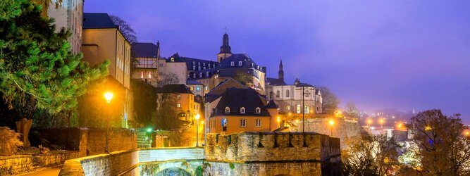 Ferienhaus Luxemburg - Romantik pur zum Valentinstag, beschenke deine Liebsten mit idyllisch abendlicher Traumzeit in der bezaubernden mittelalterlichen Altstadt von Luxemburg. Hand in Hand spazieren, an der malerischen Flusspromenade der gemächlich träge fließenden Alzette. Die Cafés, Bars, Pubs sind lebhaft besucht, schummriges Kerzenlicht verbreitet ein wohlig gemütliches Ambiente, man genießt die Freuden des Lebens entspannt, locker, lässig. Charmant, romantisches Flair breitet sich über die sanft beleuchtete Felskulisse und Kasematten, bis hinauf zur Festungsanlage von Luxemburg. Die beliebtesten Orte für Ferien in Luxemburg, locken mit besten Angebote für Hotels und Ferienunterkünfte mit Werbeaktionen, Rabatten, Sonderangebote für Luxemburg Urlaub buchen.