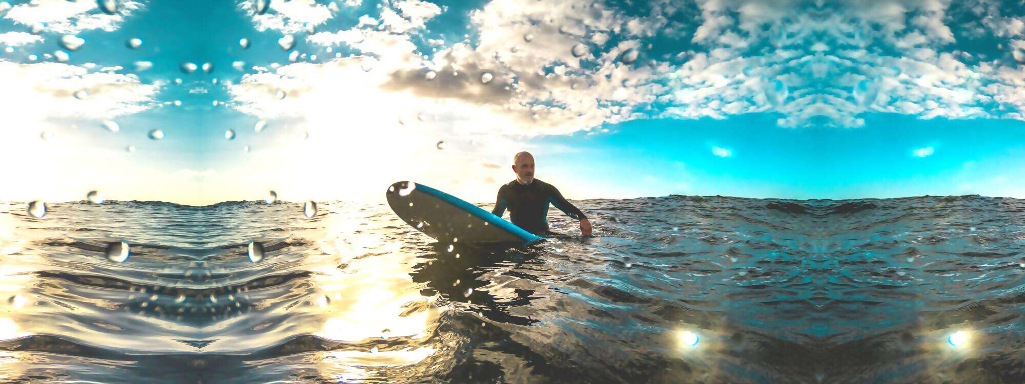 Surfer entspannen in der Abendsonne auf Teneriffa